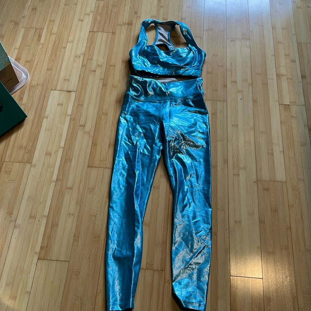 Heroine Sport Shiny aqua blue sports bra and workout leggings